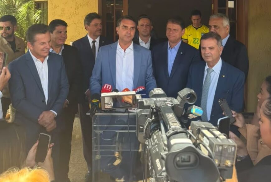 O senador eleito Mauro Mendes, o candidato Flávio Bolsonaro e demais lideranças em Brasília.