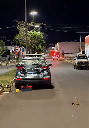 Durante a perseguição, os ocupantes da motocicleta perderam o equilíbrio e caíram.