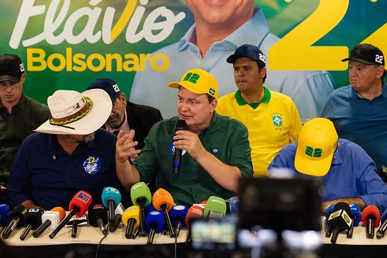 Max durante evento pró-Flávio Bolsonaro em Cuiabá. Na ocasião, ele comentou com a imprensa sobre a reforma administrativa.