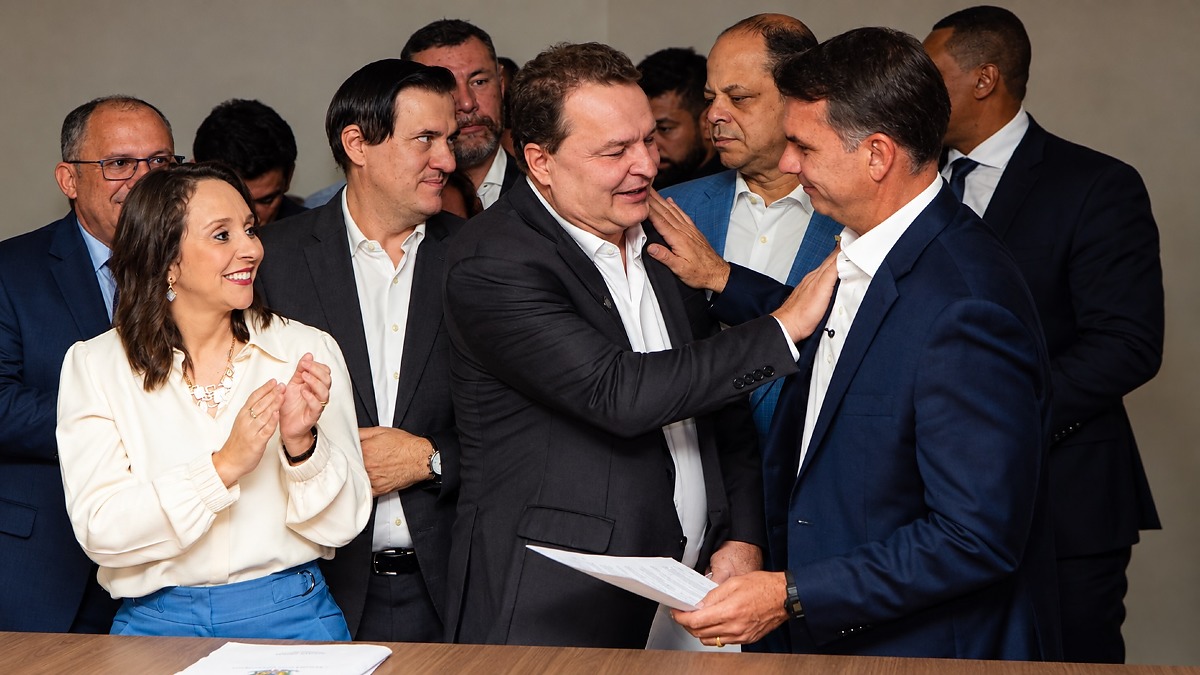 Deputados de Mato Grosso entregam carta de apoio a Flávio Bolsonaro em Brasília