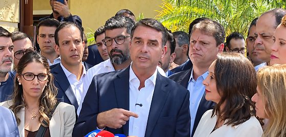 Flávio quer que o fim da reeleição alcance seu eventual mandato e restrinja candidaturas de familiares à sucessão.