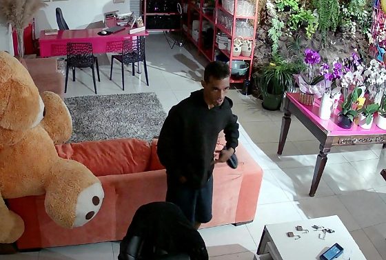 O criminoso arrombou a porta principal do estabelecimento por volta das 4h45, quebrando o vidro, rompendo os cadeados e forçando os trincos de segurança.