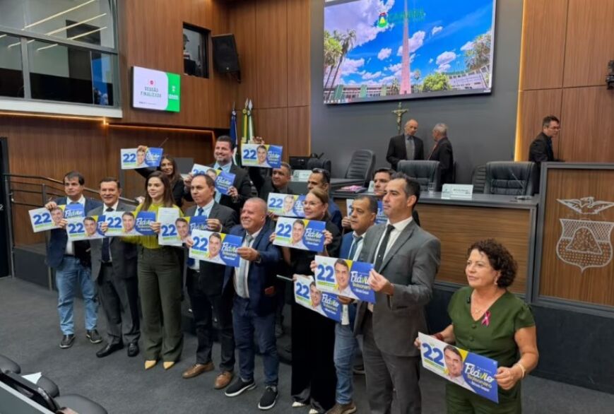 Vereadores de Cuiabá durante ato de assinatura do manifesto político. 