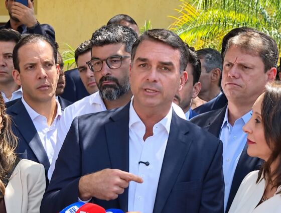 Flávio quer que o fim da reeleição alcance seu eventual mandato e restrinja candidaturas de familiares à sucessão.