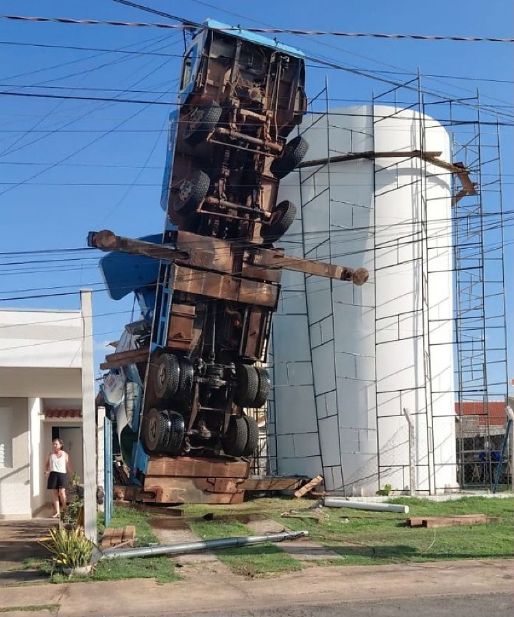 Caminhão guindaste tomba e atinge casas em Cuiabá