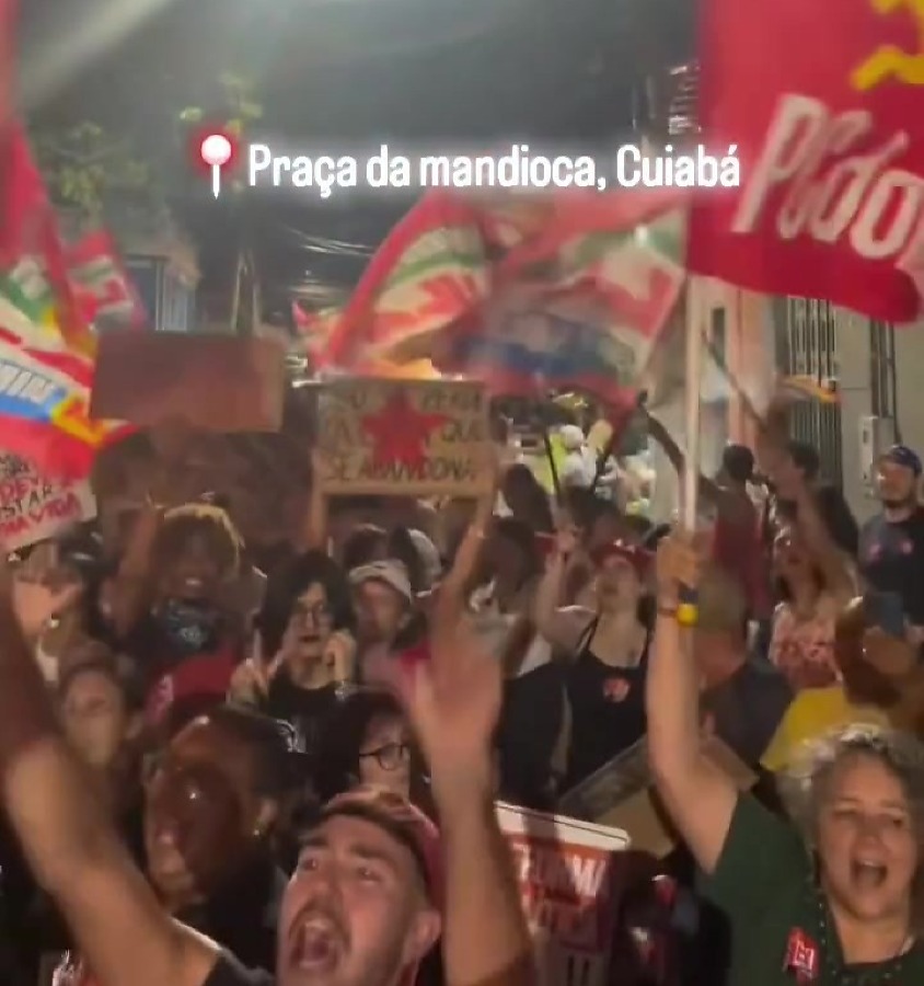 Apoiadores de Lula realizam mobilização na Praça da Mandioca em Cuiabá