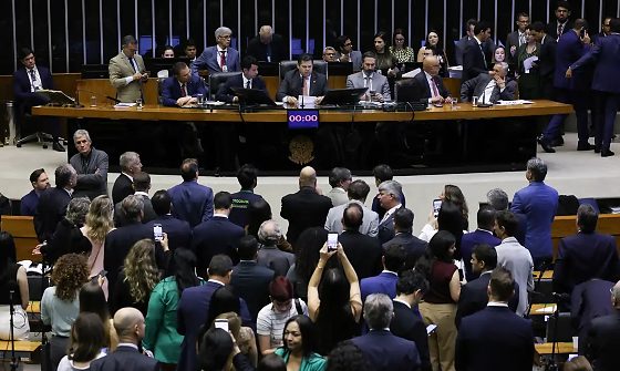 Proposta prevê dois dias de descanso por semana, redução da jornada de 44 para 40 horas semanais e manutenção dos salários; texto será votado em primeiro turno no Senado.