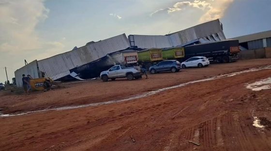 arracões desabaram, telhados foram arrancados e estabelecimentos comerciais tiveram estruturas danificadas.