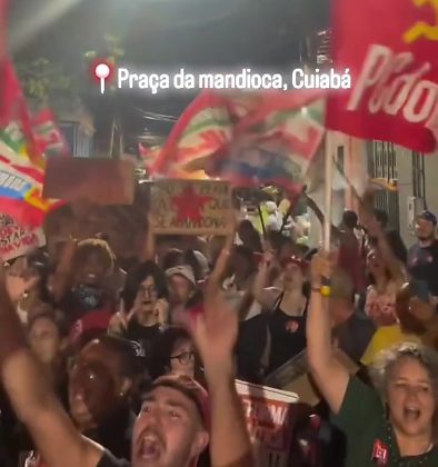 Manifestantes lulistas tomam a Praça da Mandioca em Cuiabá