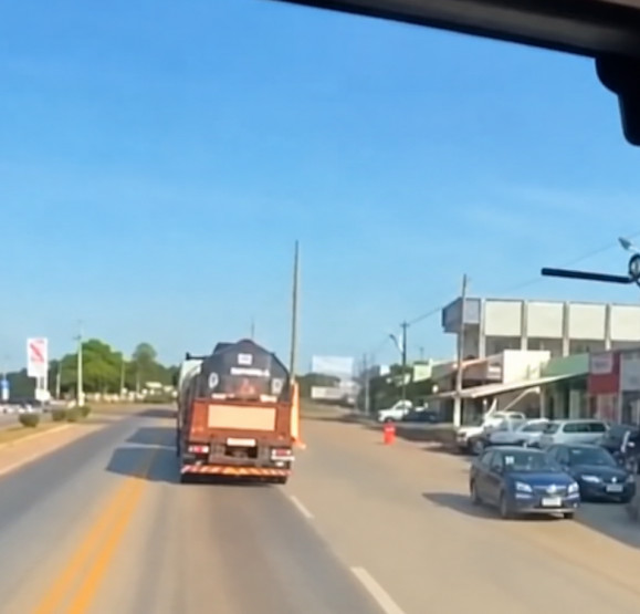 Caminhoneiro atribui pontos de parada aparentemente vazios em Jangada a boicote após vitória de Lula no município.