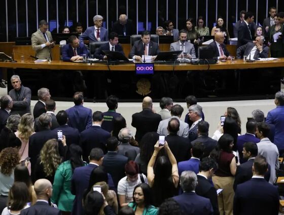 Proposta prevê dois dias de descanso por semana, redução da jornada de 44 para 40 horas semanais e manutenção dos salários; texto será votado em primeiro turno no Senado.