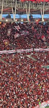 Torcedores do Flamengo exibem faixa contra Lula, Congresso e STF antes do clássico no Maracanã.