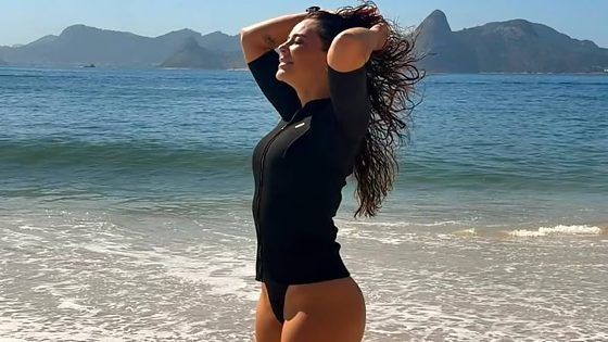 Paolla Oliveira posa em praia.