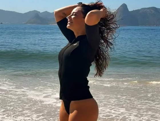 Paolla Oliveira posa em praia.