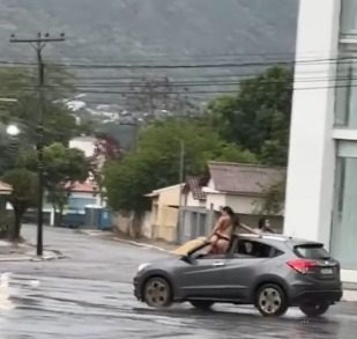 Mulheres são filmadas seminuas em carro em movimento em Barra do Garças, MT