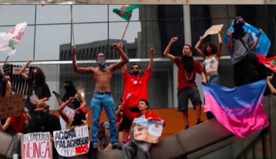 PM relatou depredação durante a dispersão da manifestação, remover pichações e reparar danos exige trabalho de quem mantém o transporte funcionando.