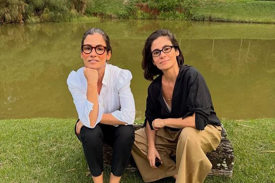 Gêmeas univitelinas, Renata e Lanza seguiram carreiras diferentes, uma no jornalismo e a outra no universo da moda.