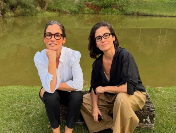 Gêmeas univitelinas, Renata e Lanza seguiram carreiras diferentes, uma no jornalismo e a outra no universo da moda.