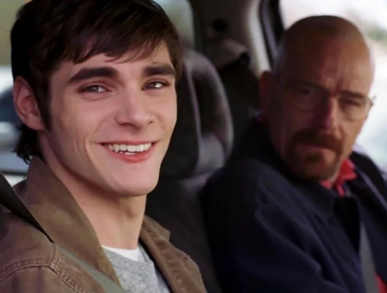  Conhecido pelo papel de Walt Jr. na série exibida entre 2008 e 2013, o ator participou de 56 episódios da produção.