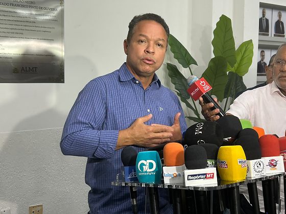 Prefeito Claudio Ferreira criticou a política econômica do governo Lula e defendeu o alinhamento com a direita.