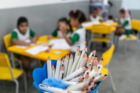 Professores e técnicos em Desenvolvimento Infantil receberão R$ 200, enquanto técnicos da educação terão direito a R$ 100, conforme os critérios estabelecidos.