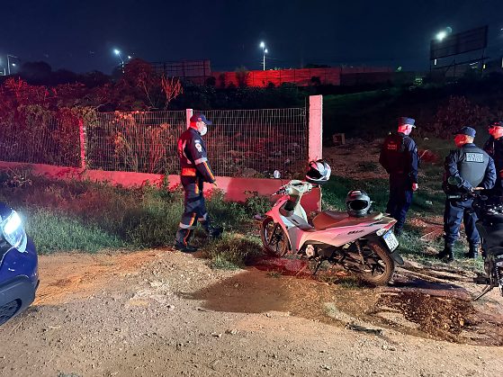 O corpo de Jovanil Pereira da Silva foi encontrado em um terreno baldio às margens da Estrada do Moinho, no bairro Jardim Leblon, em Cuiabá.