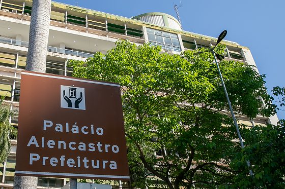 Leis de autoria das vereadoras Baixinha Giraldelli e Michelly Alencar foram promulgadas pela presidente da Câmara, Paula Calil.