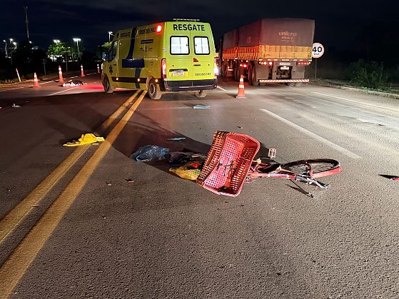 Com a força do impacto, o idoso foi arremessado e caiu no meio da pista. Ele morreu ainda no local.