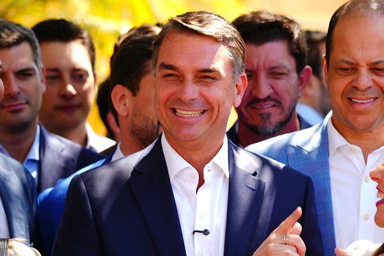 Flávio Bolsonaro disputa o segundo turno das eleições presidenciais e recebeu R$ 5,65 milhões em doações de empresários de Mato Grosso