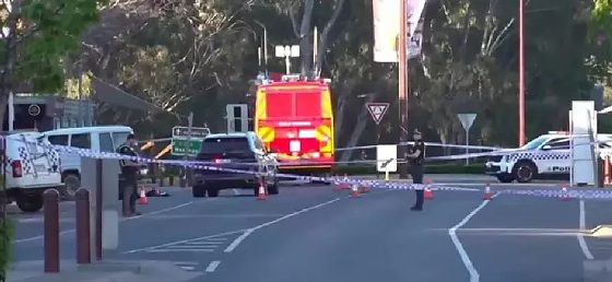 Motorista de 43 anos foi detido após o atropelamento, classificado como deliberado pelas autoridades australianas.