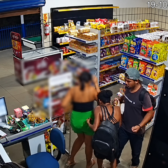 Câmeras do estabelecimento registraram Luciano, que deixou o local após esfaquear Regiane.