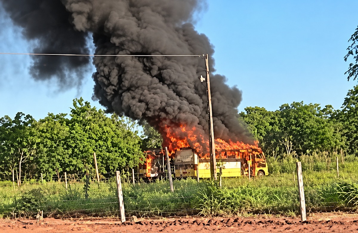 Ônibus escolar pega fogo em Chapada dos Guimarães, MT