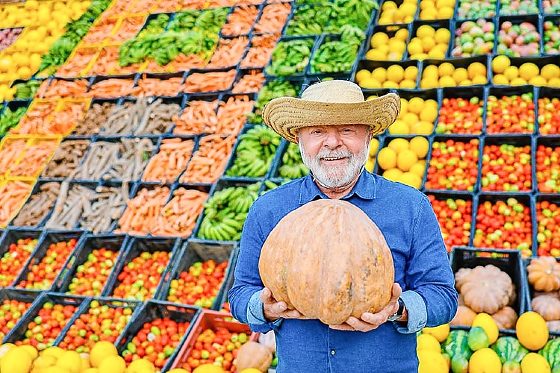 Lula com uma abóbora nas mãos; inflação dos alimentos mais que dobrou em outubro, segundo o IBGE.