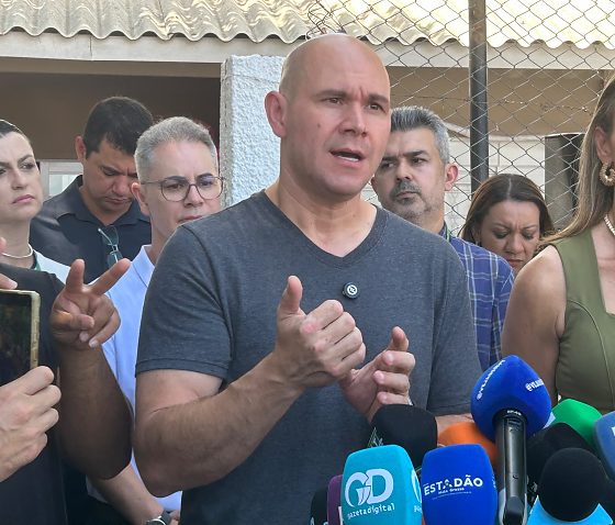 Prefeito também foi questionado sobre o controle da jornada dos médicos.