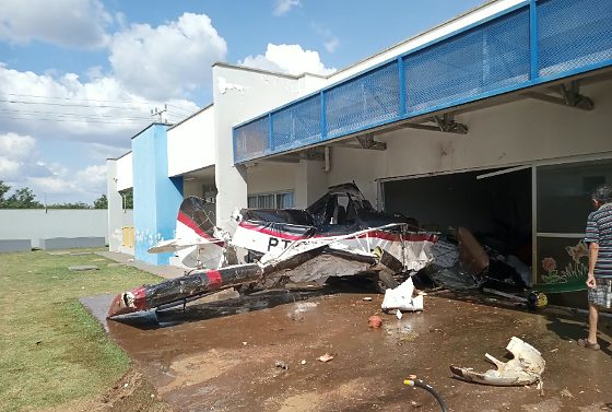 Avião agrícola caiu nas dependências da Creche Cora Coralina, em Campo Verde.