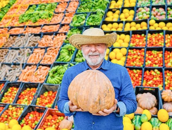 Lula com uma abóbora nas mãos; inflação dos alimentos mais que dobrou em outubro, segundo o IBGE.