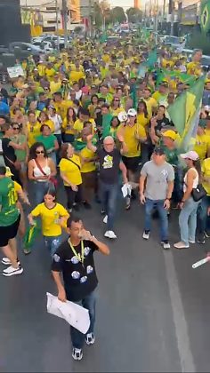 Apoiadores de Flávio Bolsonaro participaram do “Bloquinho do 22”, que contou com a presença de Pivetta, Abilio e Medeiros.