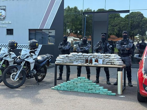 Entorpecentes estavam escondidos em quartos e no banheiro de uma residência; ação também apreendeu três pacotes de ICE.