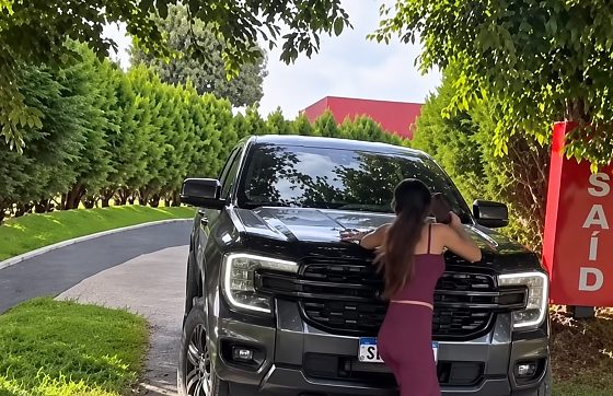 Vídeo mostra mulher sendo arrastada pelo carro do marido em frente a motel.