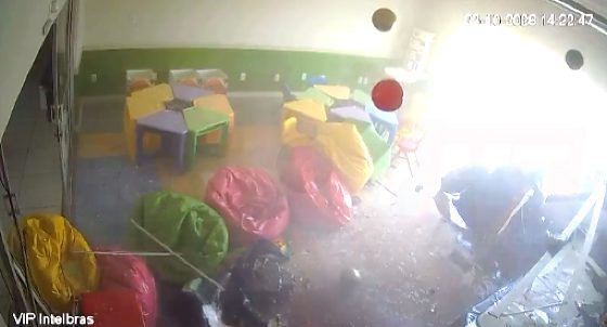 Imagens mostram o momento do acidente dentro da sala de aula da Creche Cora Coralina; piloto de 28 anos ficou ferido e foi levado ao hospital.