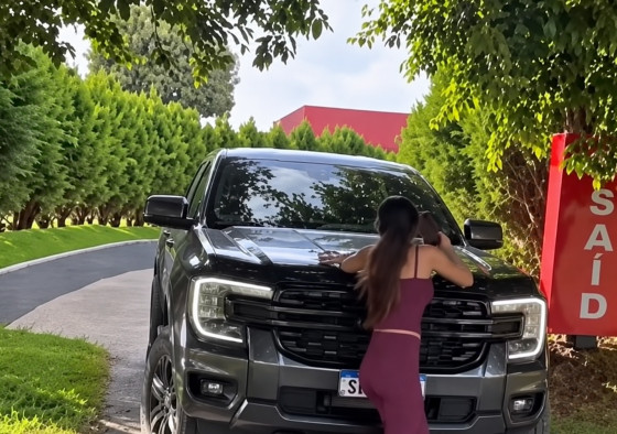 Vídeo mostra mulher sendo arrastada pelo carro do marido em frente a motel.