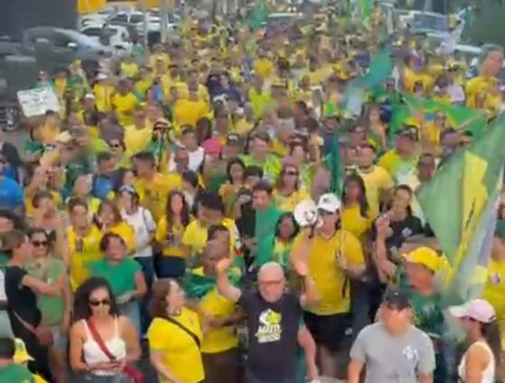 Apoiadores de Flávio Bolsonaro participaram do “Bloquinho do 22”, que contou com a presença de Pivetta, Abilio e Medeiros.