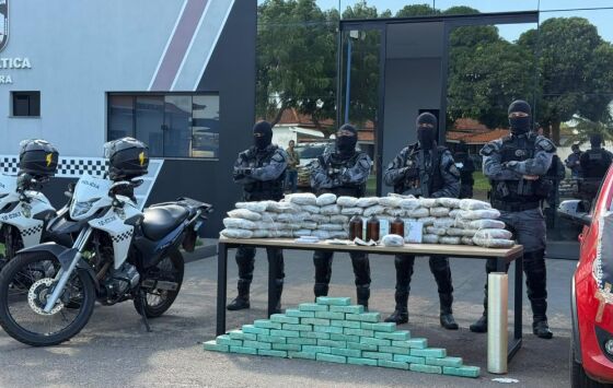 Entorpecentes estavam escondidos em quartos e no banheiro de uma residência; ação também apreendeu três pacotes de ICE.