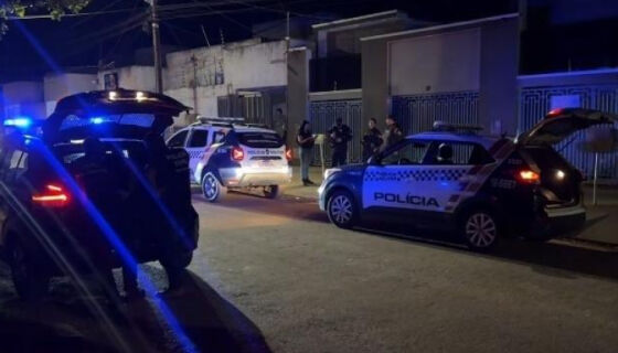 Casa onde ocorreu assassinato é destruída pelo fogo na madrugada