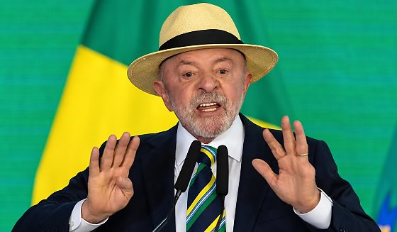 Em segundo turno apertado, Lula é reeleito.