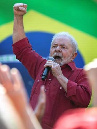 Após vitória de Lula, dólar tem maior alta desde 1999 e Bolsa despenca