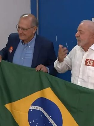 Petista destacou manifestações pelo país e comentou denúncias de violência política em meio à disputa presidencial.