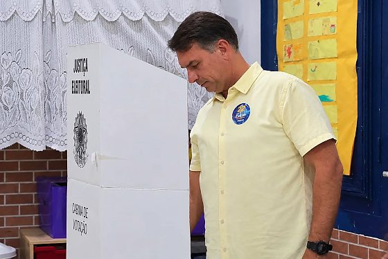 Após votar no Rio, Flávio Bolsonaro segue para Brasília, onde acompanhará o resultado do segundo turno das eleições presidenciais.
