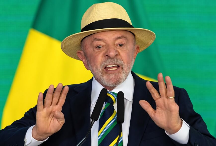 Em segundo turno apertado, Lula é reeleito.