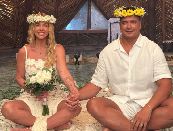 Casal compartilhou registros de uma cerimônia em meio à natureza e publicou declarações emocionantes nas redes sociais.